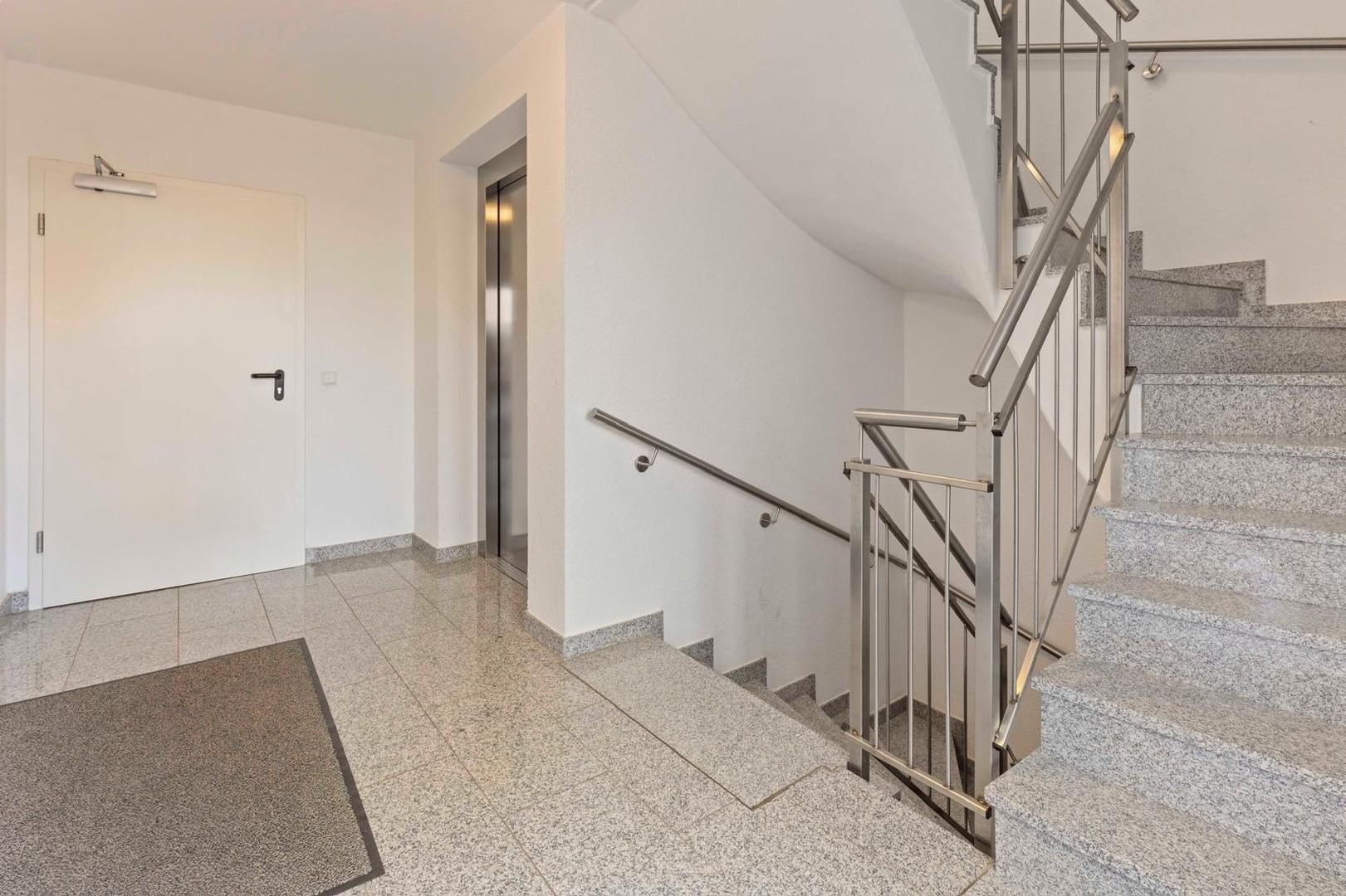 Hausflur mit Aufzug