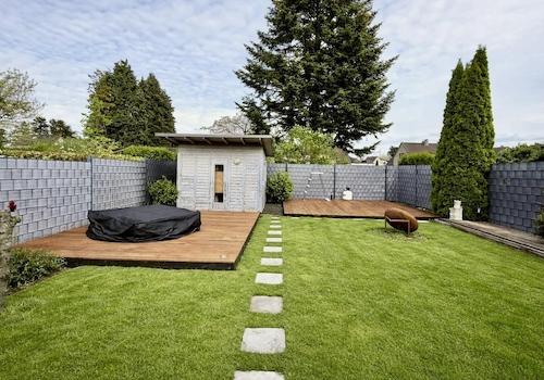 Garten hinten mit Sauna