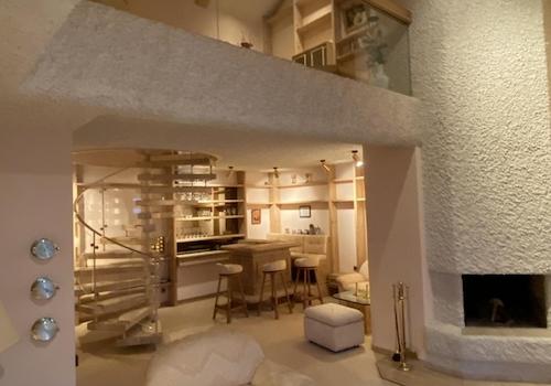 Wohnzimmer und Barbereich