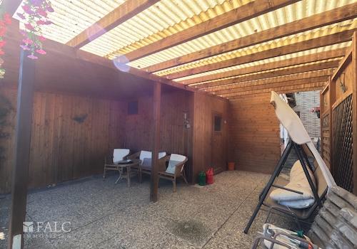 Terrasse mit Gartenhaus