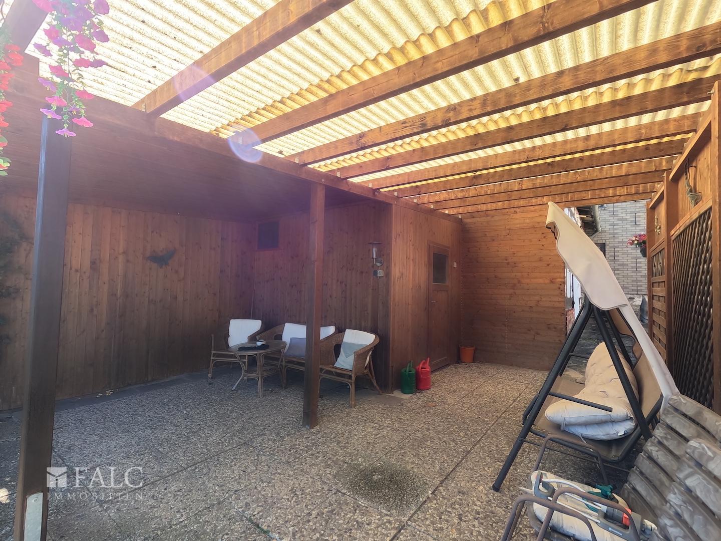 Terrasse mit Gartenhaus