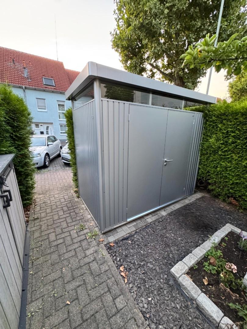 Vorgarten - Gerätehaus