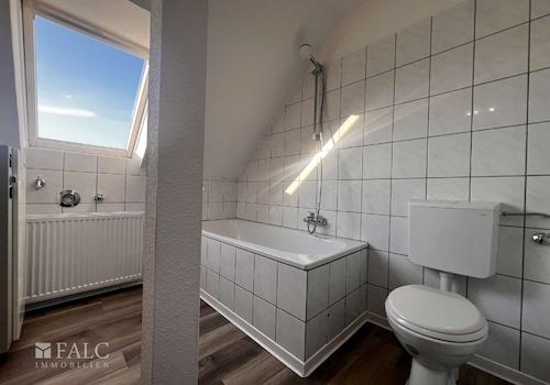 Bad mit Wanne und Tageslicht