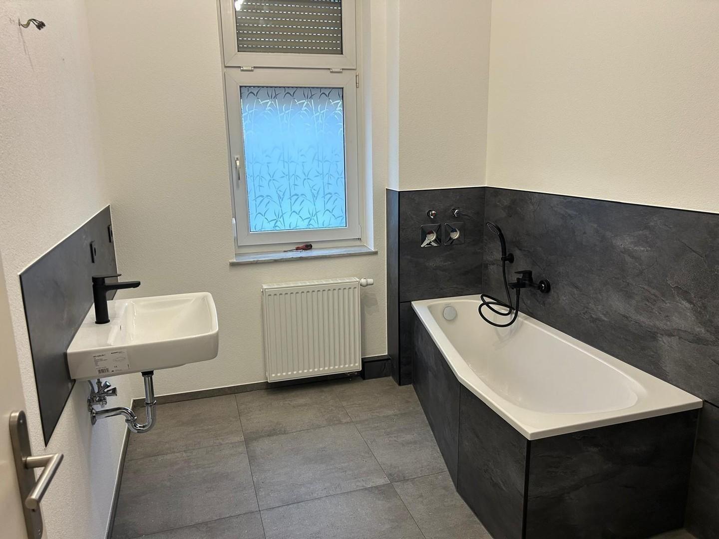 Modernes, kernsaniertes Bad