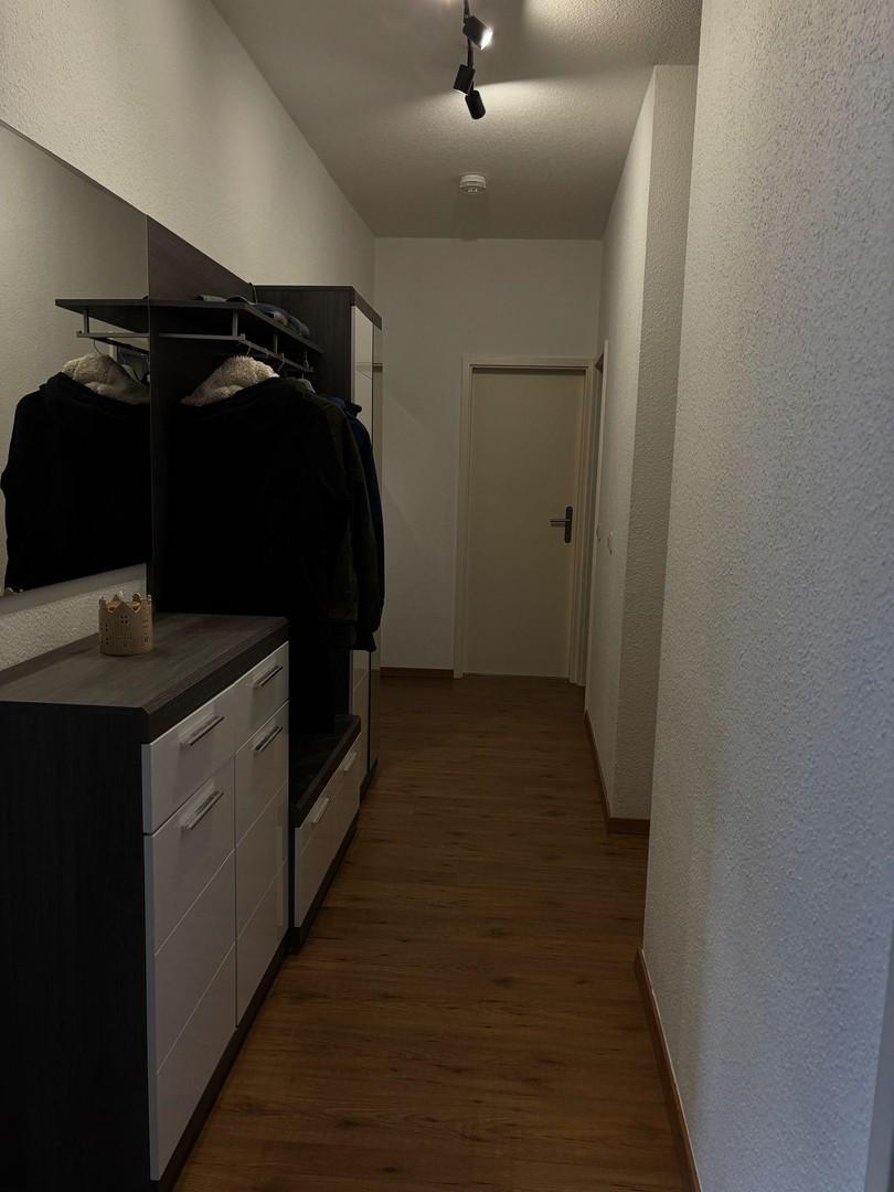 Flur mit Platz für Garderobe.