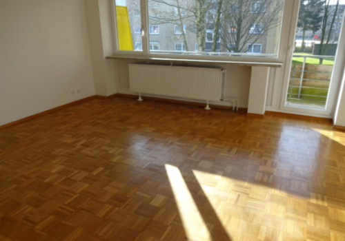 Wohnzimmer mit Balkon