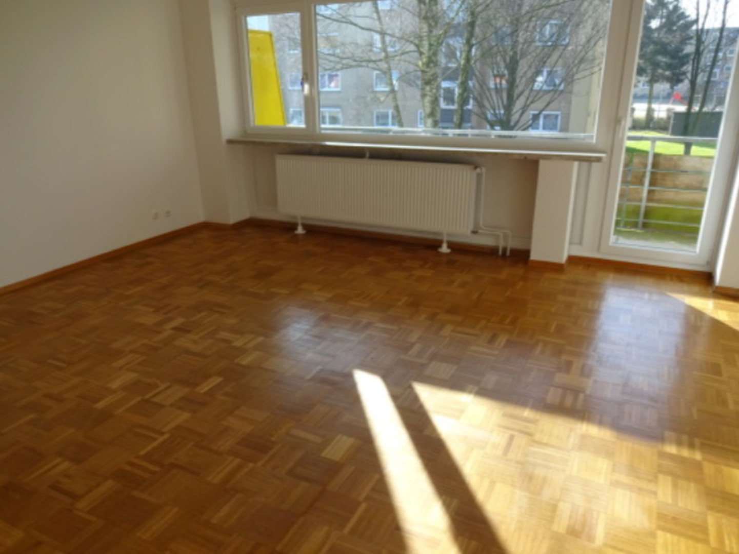 Wohnzimmer mit Balkon