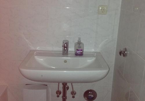 Waschbecken im Wannenbad