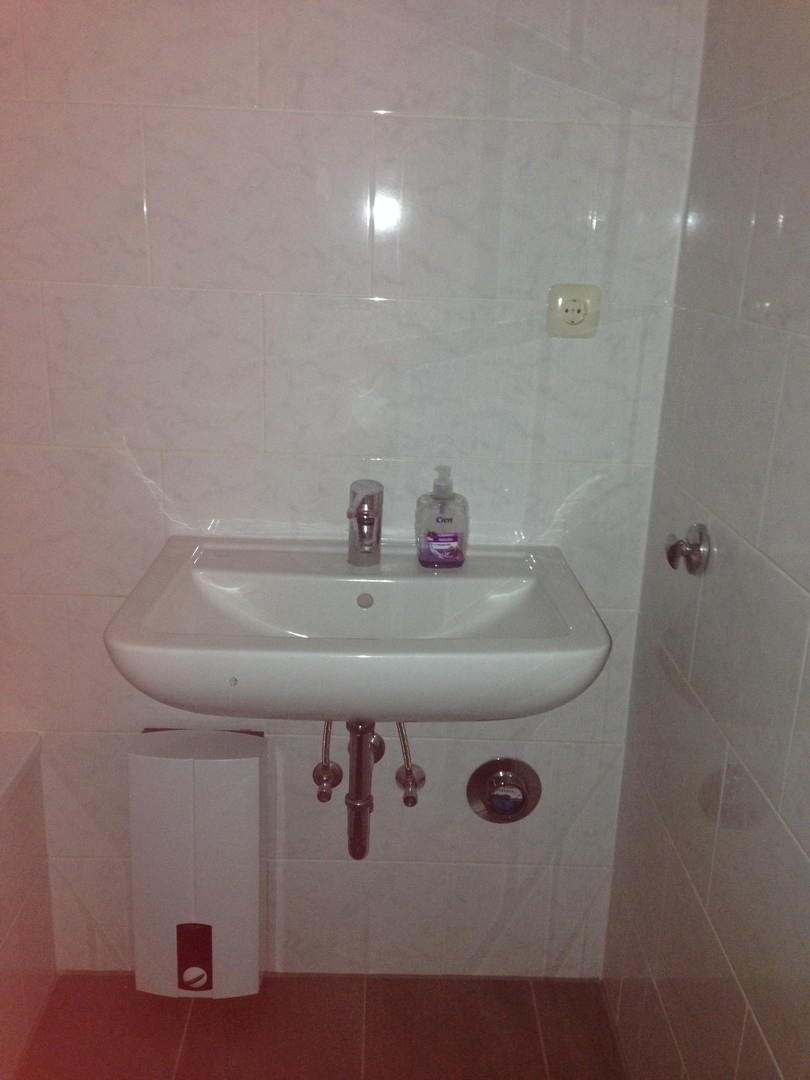 Waschbecken im Wannenbad