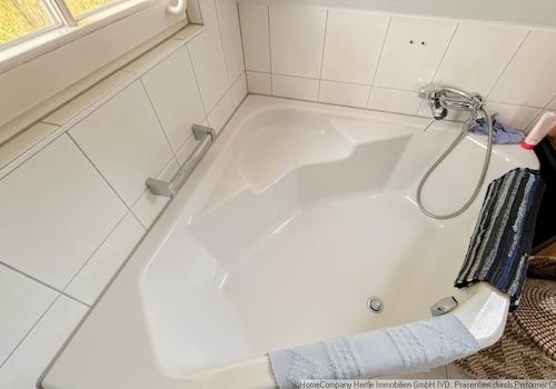 Badewanne im großen Badezimmer