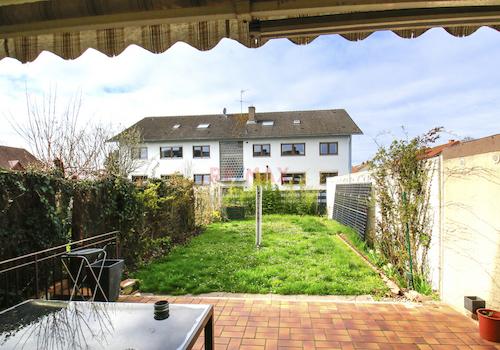 Blick von Terrasse in den Garten