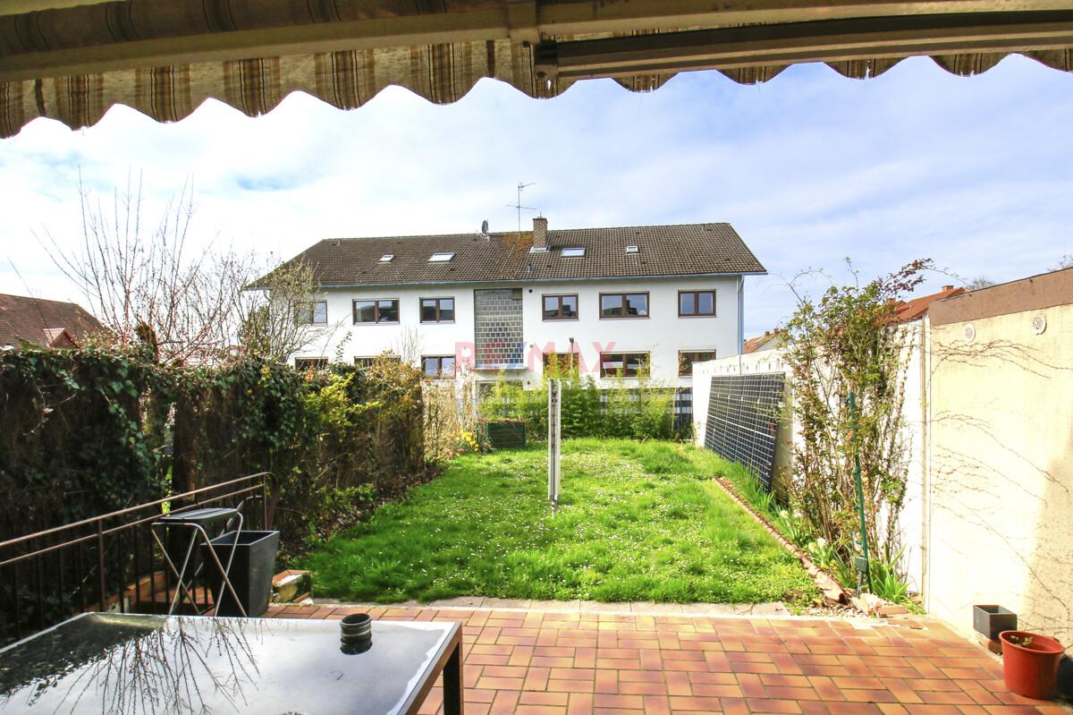 Blick von Terrasse in den Garten