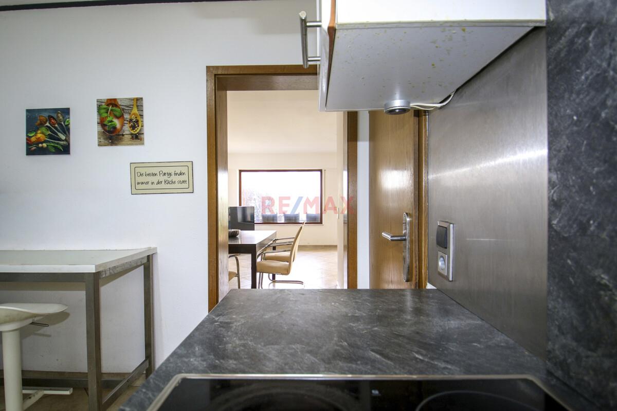 Blick von Küche in Esszimmer