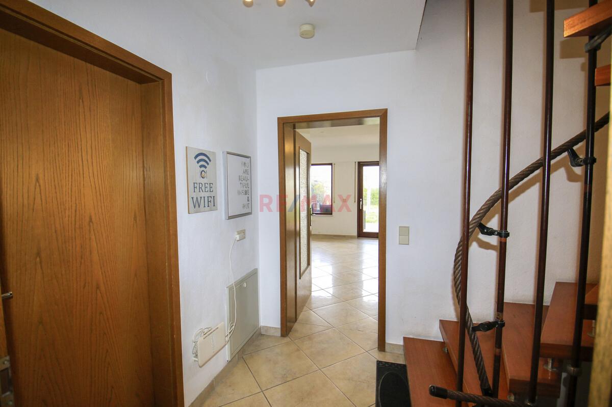 Flur EG neben Treppe