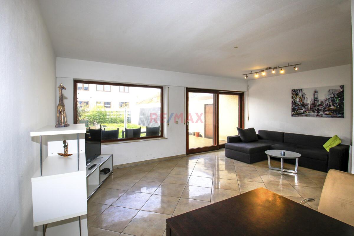 Garagentür grenzt an Terrasse