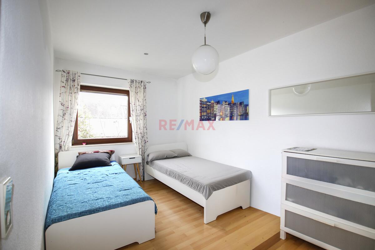 Schlafzimmer OG 1 Blick zum Fenster