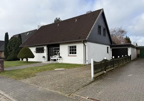 Frontansicht Seite mit Garage
