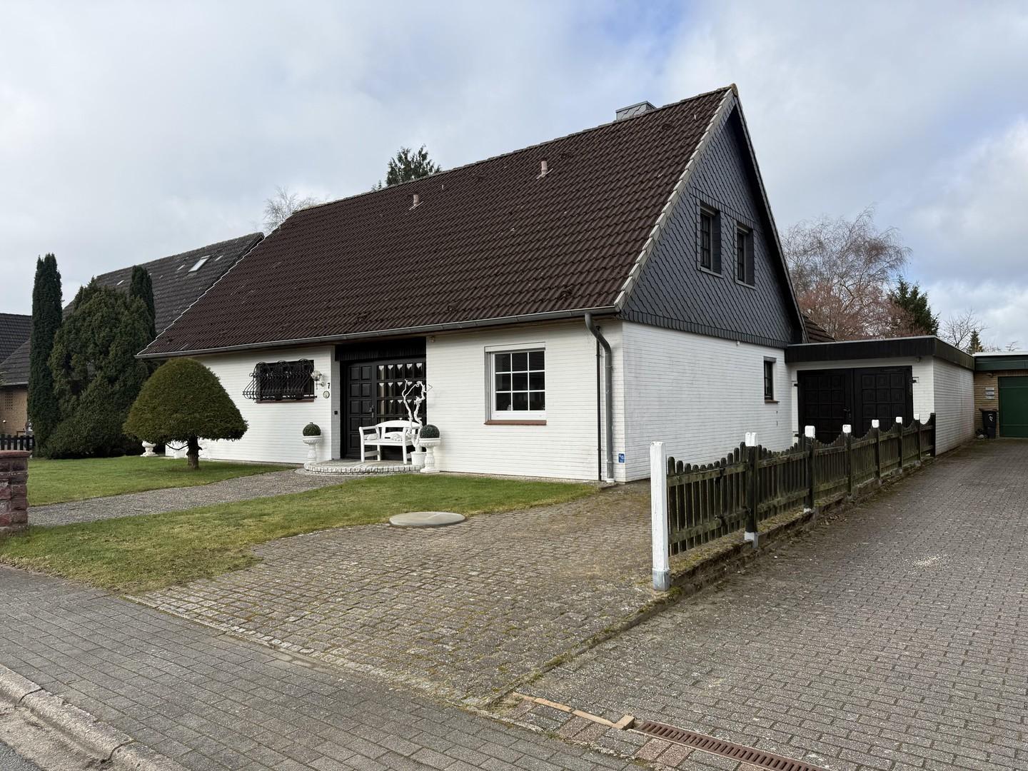 Frontansicht Seite mit Garage