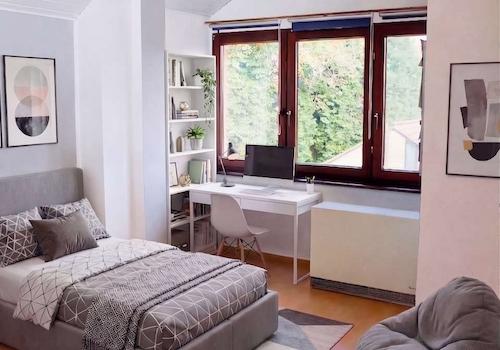 Dachgeschosszimmer oben Blick Fensterfront Einrichtungsbeispiel