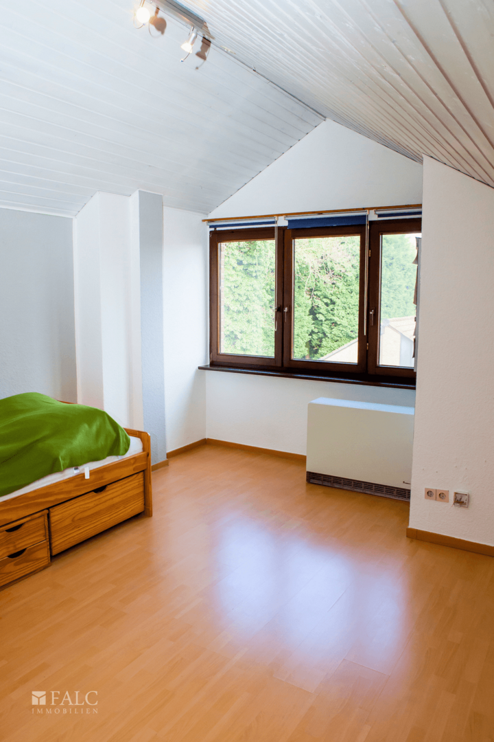 Dachgeschosszimmer oben Blick Fensterfront