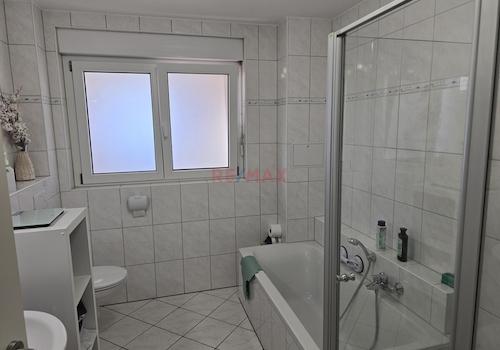 geräumiges und helles Bad