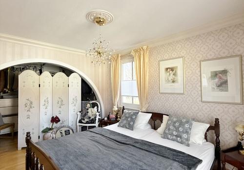 Schlafzimmer mit Ankleidebereich