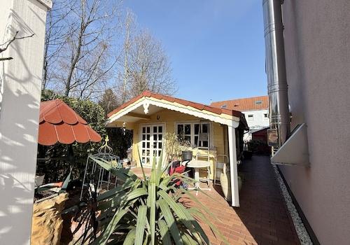 großes Gartenholzhaus