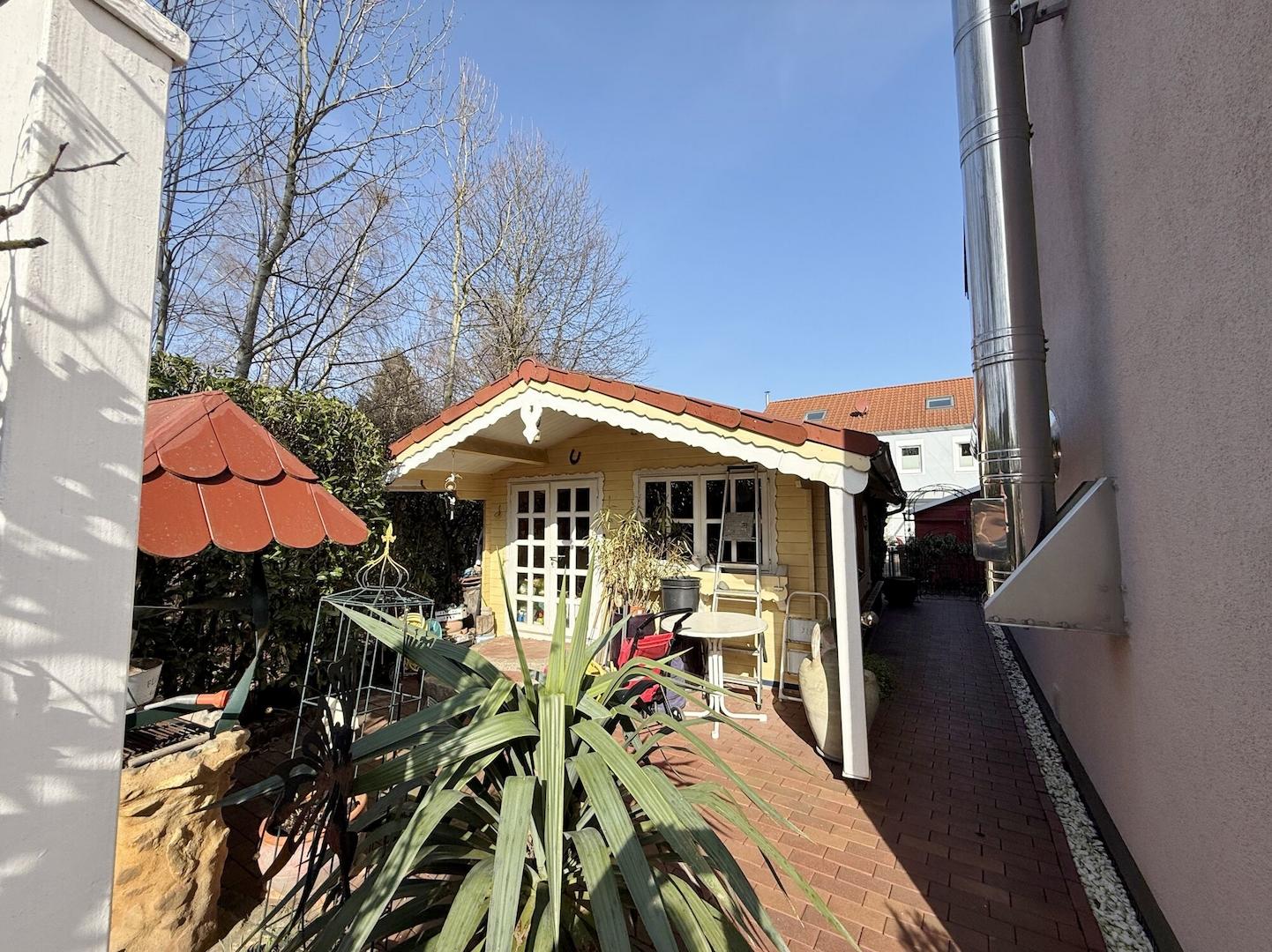 großes Gartenholzhaus