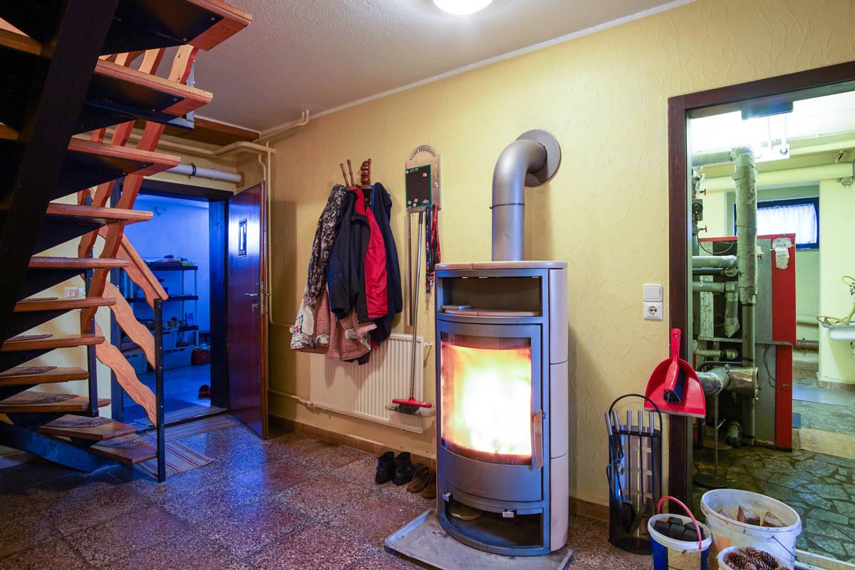 Treppenaufgang, Kaminofen im Keller
