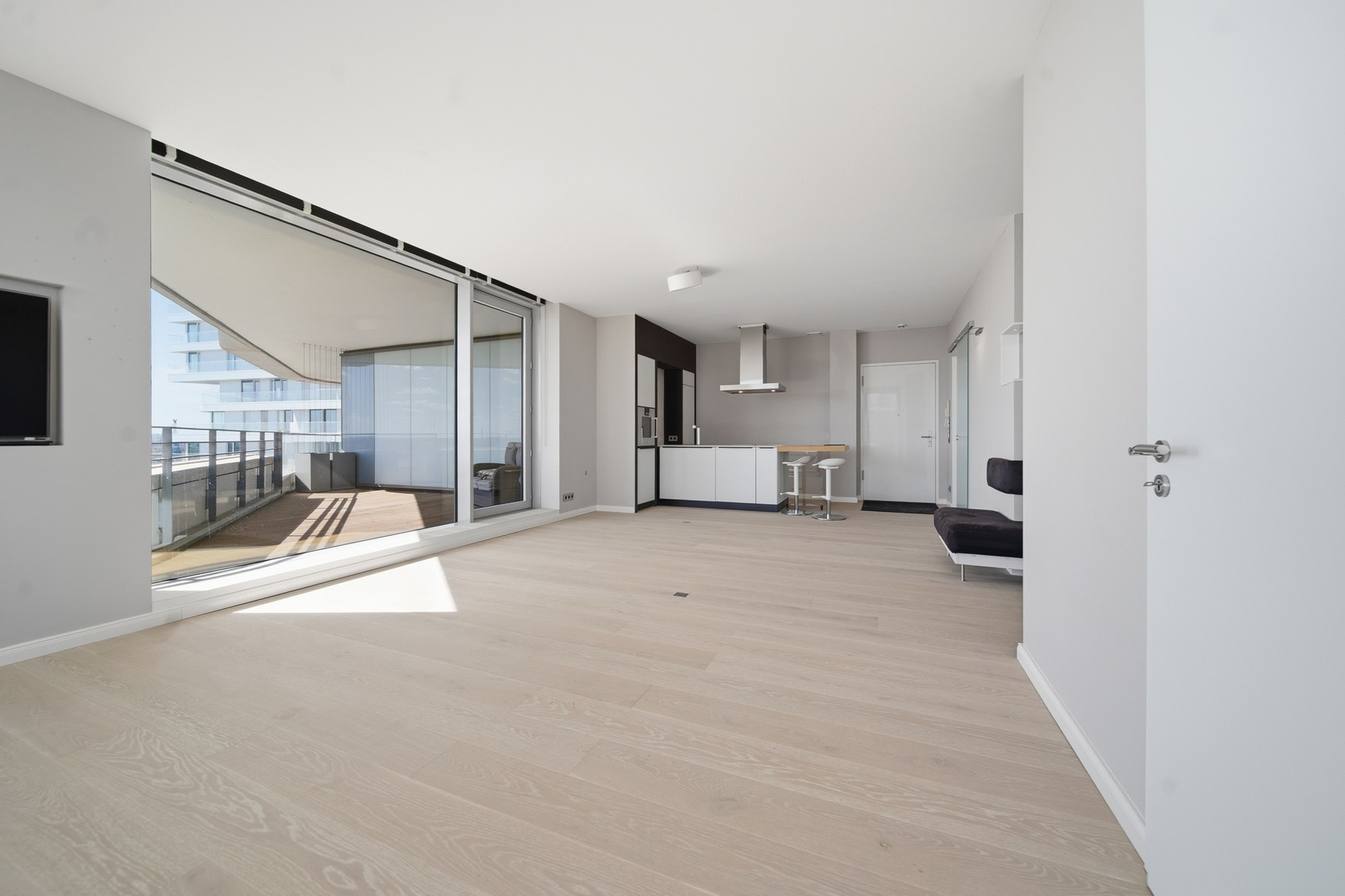 Wohnzimmer-Küche-Balkon