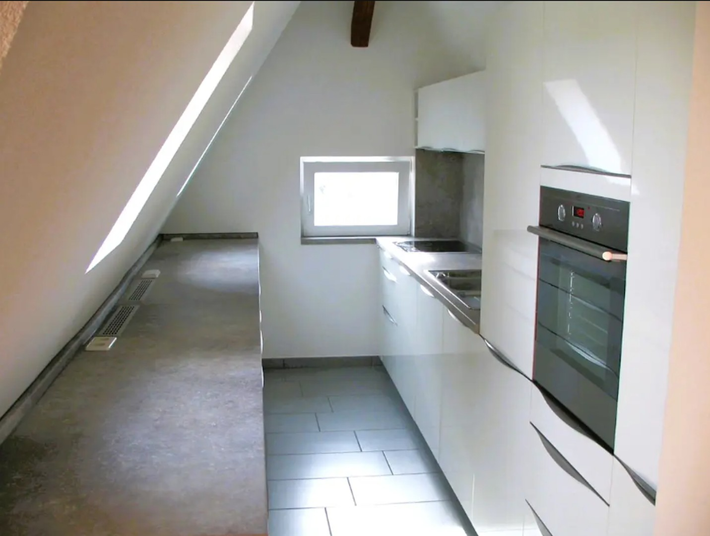 Küche mit Einbauküche