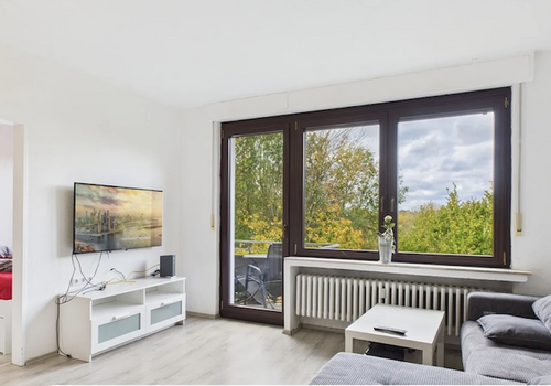 Wohnzimmer mit Blick ins Grüne