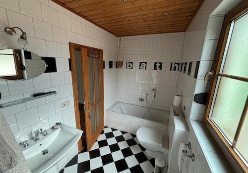 Badezimmer EG mit Badewanne