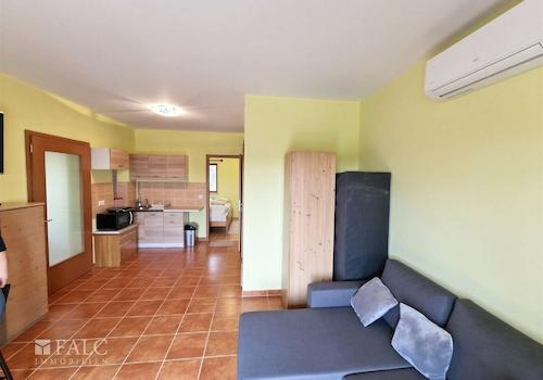 Wohnzimmer mit offener Küche