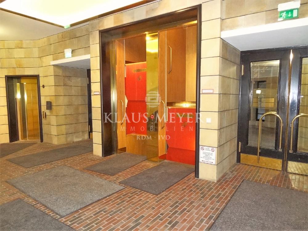 Paternoster im anderen Eingang