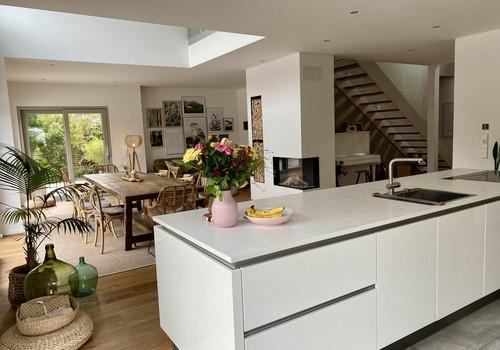 Blick von der Küche in Wohnber