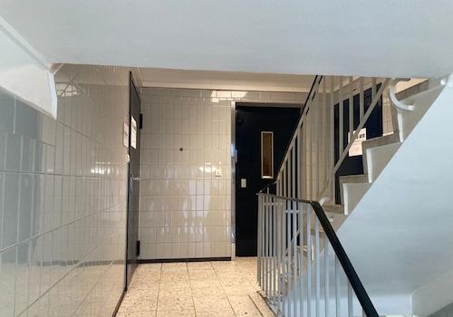 Treppenhaus/ Fahrstuhl