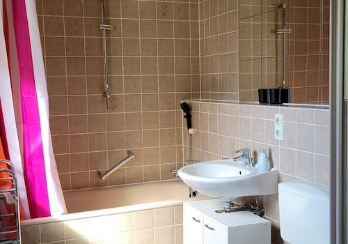 Badezimmer mit Dusche