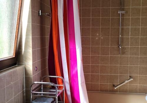 Badezimmer mit Fenster