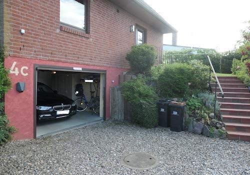 Vorplatz mit Tiefgarage