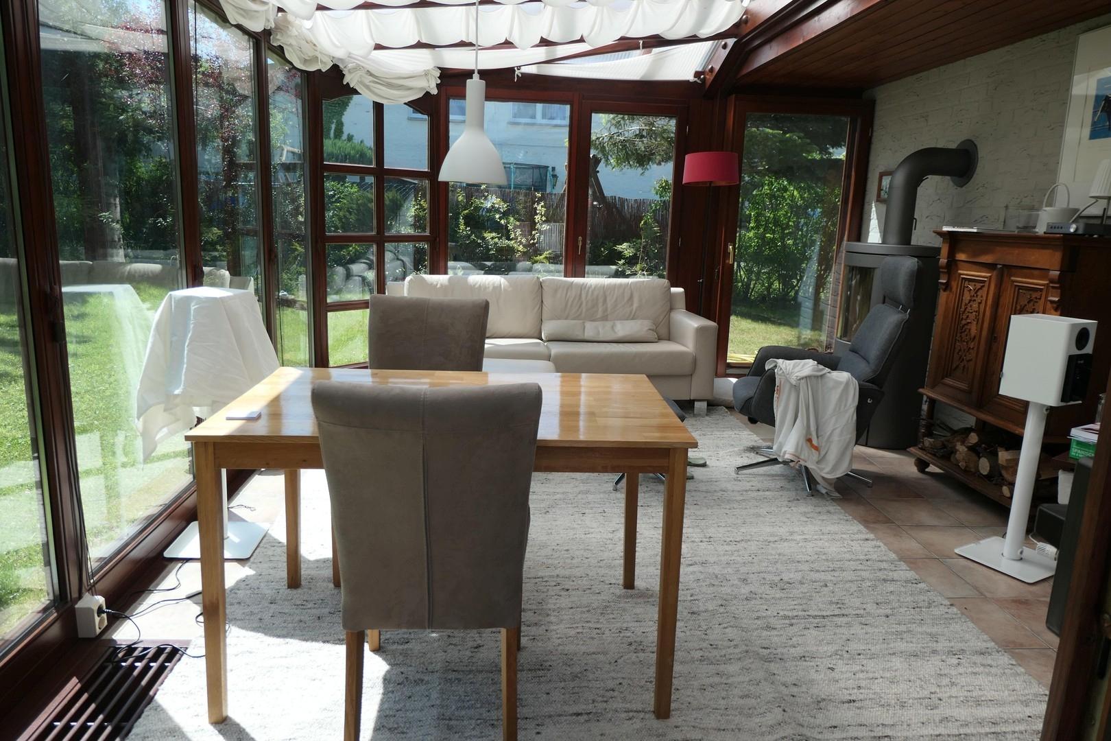 Wintergarten mit Kaminofen