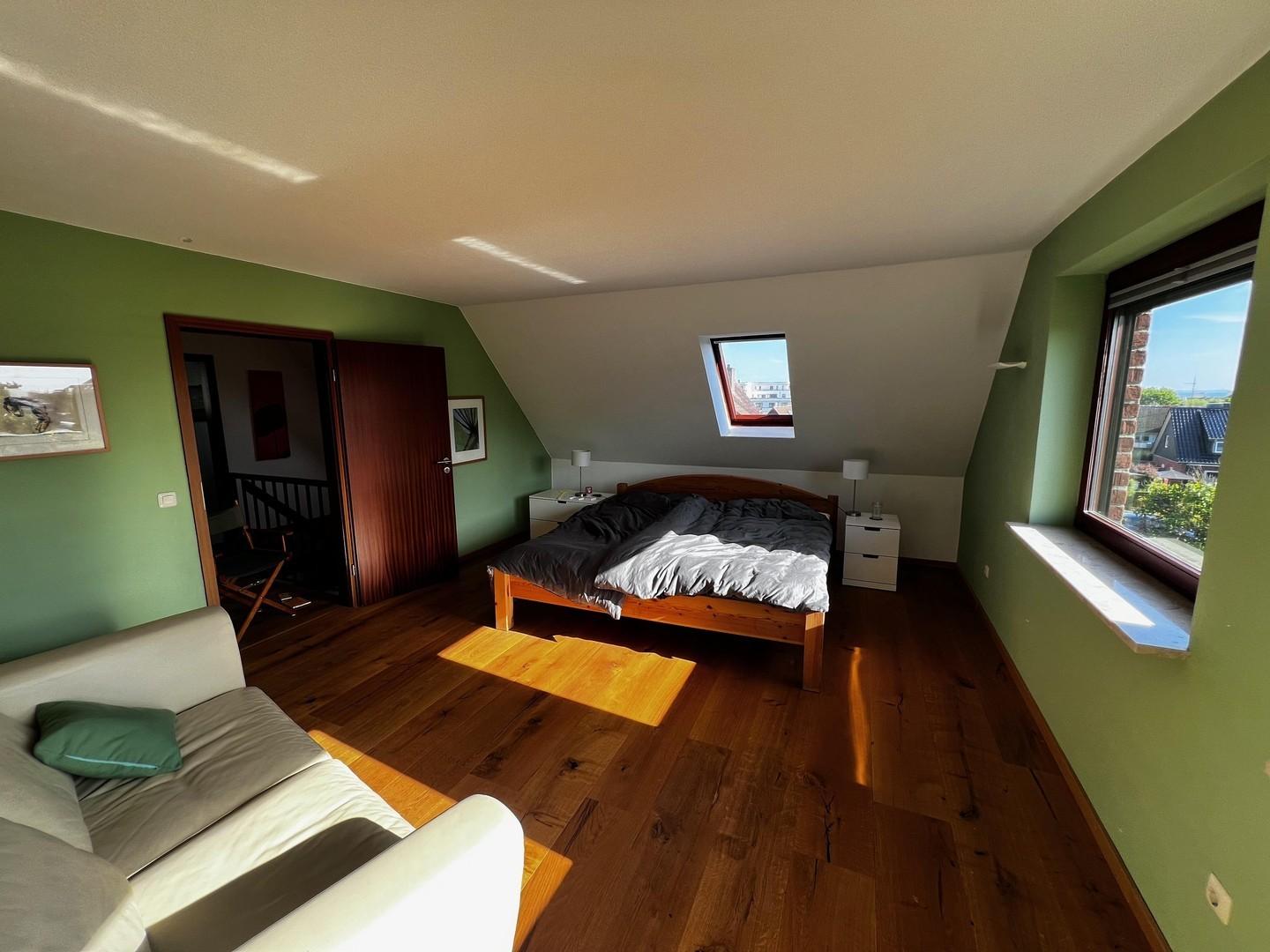 Großes Schlafzimmer im OG