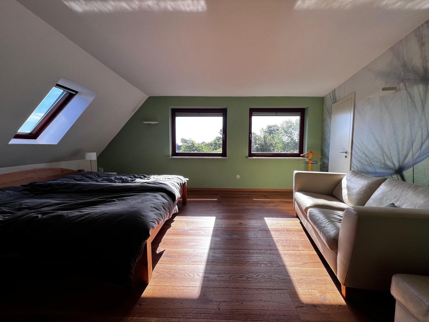 Großes Schlafzimmer im OG