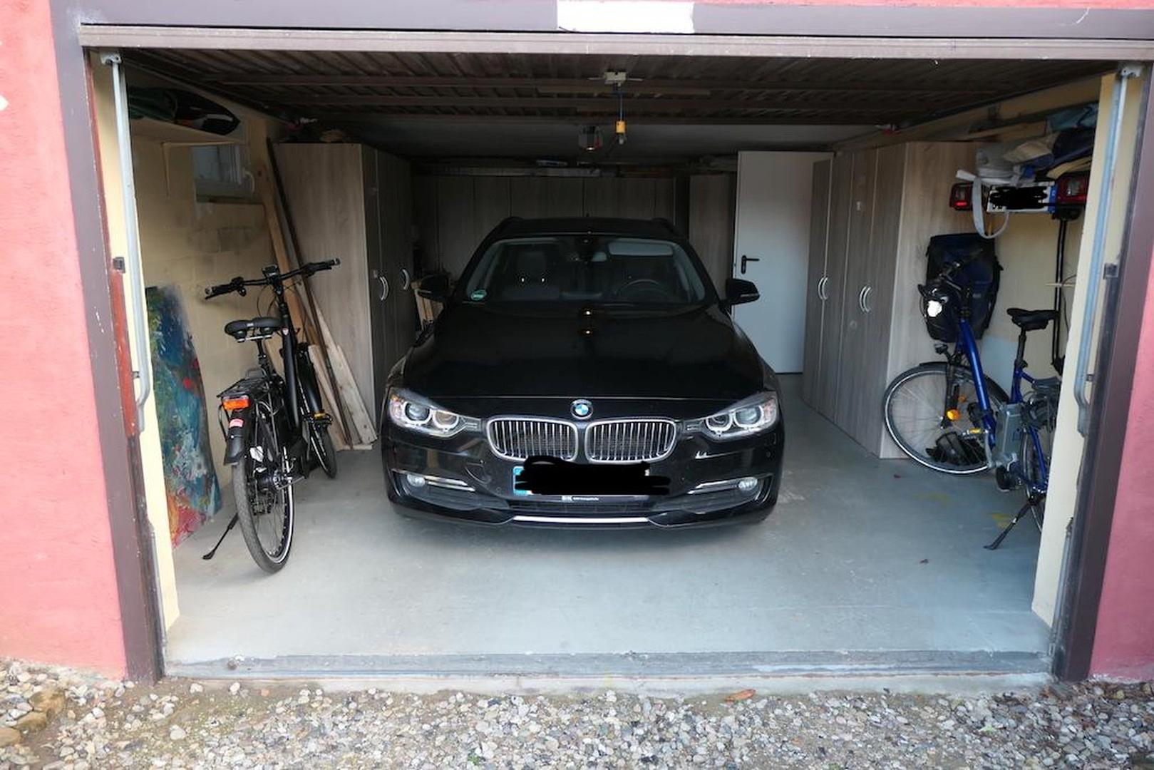 Garage für PKW und Fahrräder