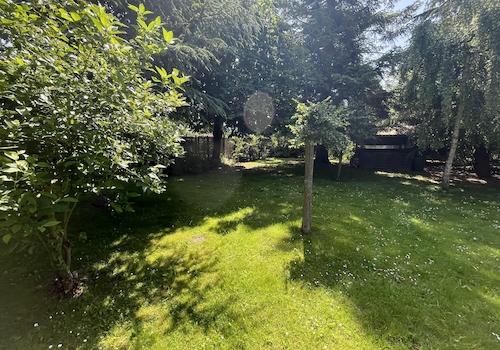 Garten mit zweitem Gartenhaus