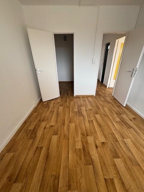 Schlafzimmer mit z.B. begehbaren Kleiderschrank