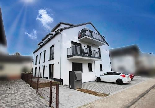 Straßenansicht von links