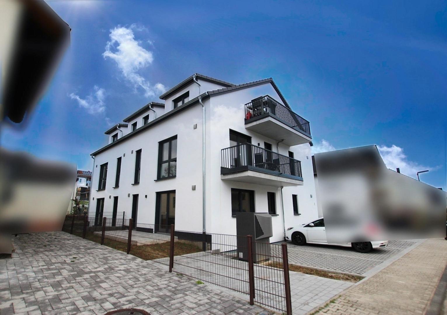 Straßenansicht von links