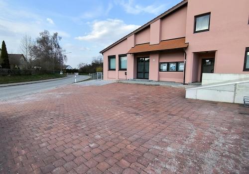 Ansicht mit Parkmöglichkeit