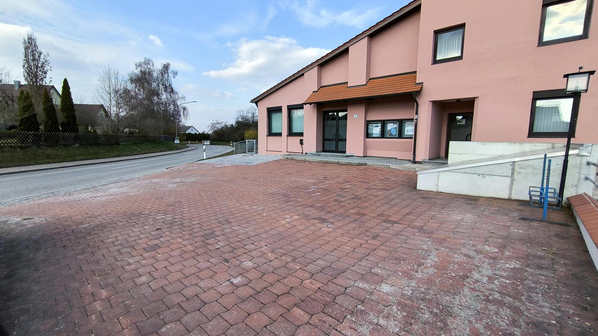 Ansicht mit Parkmöglichkeit